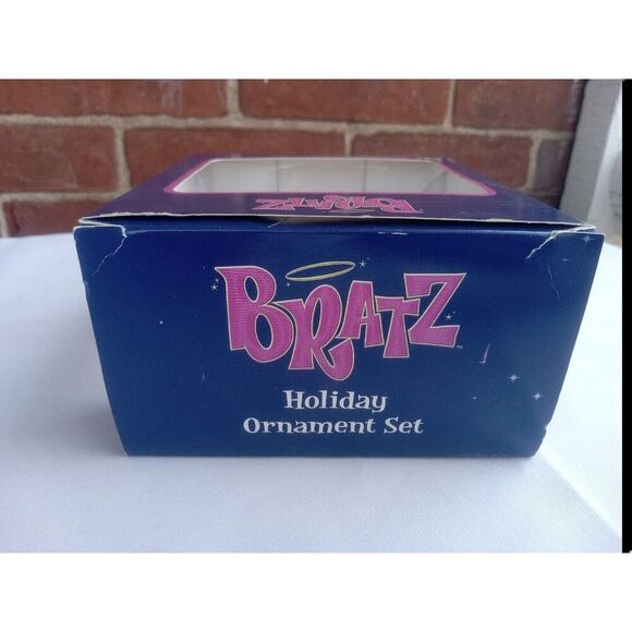 2005 BRATZ Hip Cloe  Holiday Christmas Tree Holiday Ornament Set Blond Hair - Picture 6 of 7